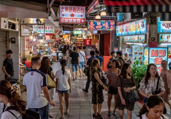 things to do in shilin night market