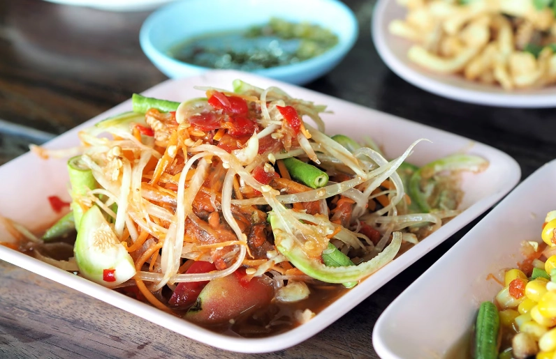 how to eat Thai food