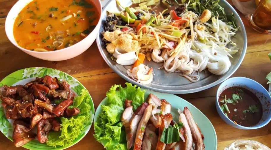 how to eat Thai food